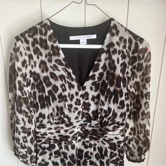 Diane Von Furstenberg leopard print v- neck silk dress - Picture 2 of 15